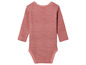 Ein rosafarbener gestreifter Babybody mit langen Ärmeln.