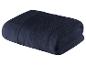 Dunkelblaues, weiches und flauschiges Badetuch.