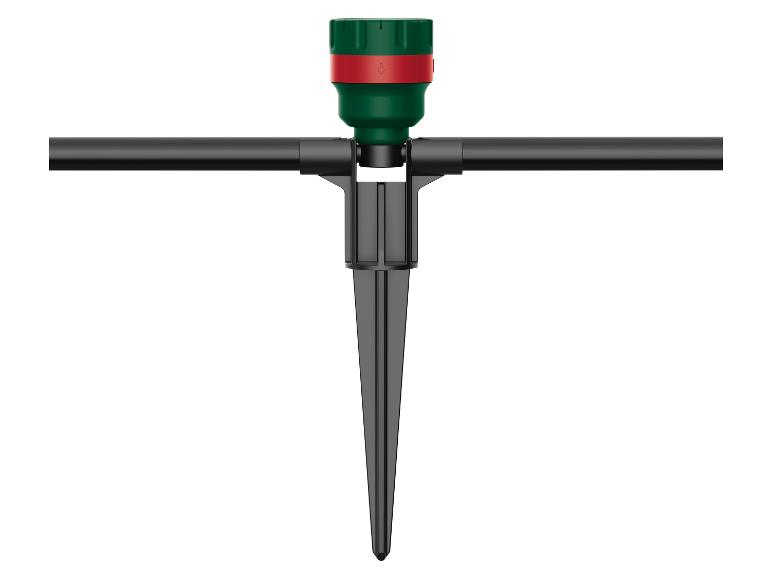 Tropfbewässerungssystem mit schwarzem Schlauch und grün-rotem Spender