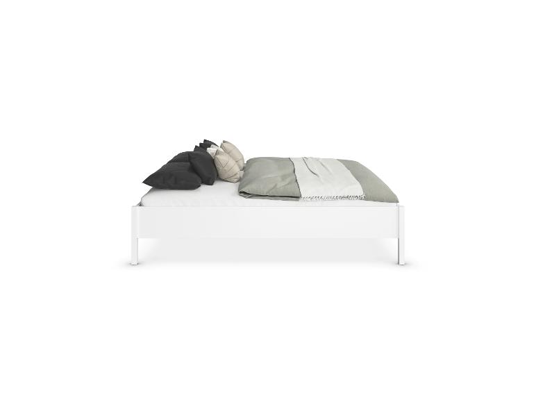Weißes Einzelbett mit grauer Bettwäsche und schwarzen, grauen und beigen Kissen.