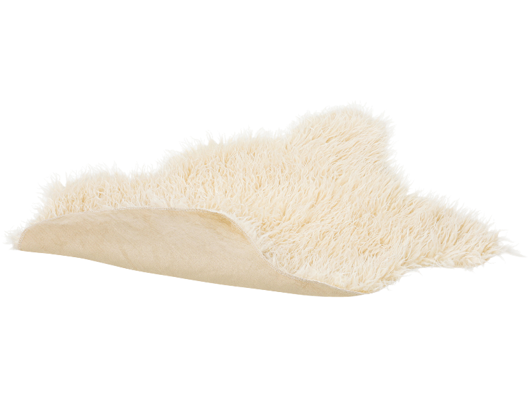 Weißer flauschiger Teppich mit sichtbarer Unterseite