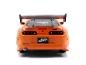 Oranges Sportwagenmodell mit großem Spoiler und „Fast & Furious“-Schriftzug.