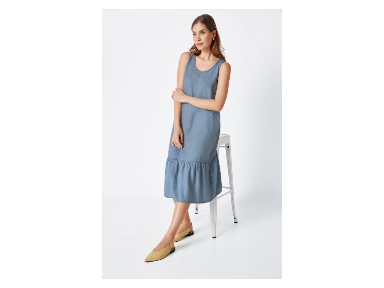 Jeans-Midi-Kleid und Ballerinas: lässig-eleganter Look.