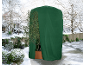 Grüne Pflanzenschutzhülle in einem verschneiten Wintergarten.
