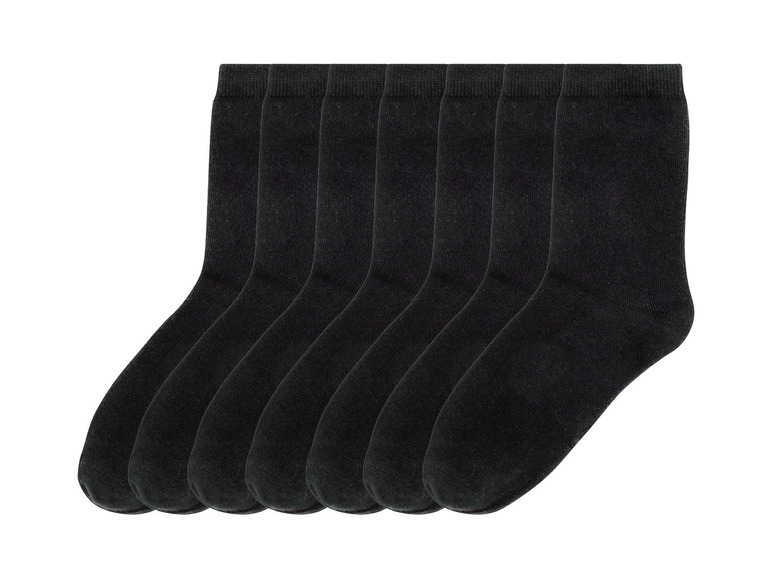 Sieben Paar schwarze Socken.