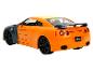 Ein orangefarbenes Nissan GT-R Spielzeugauto mit Spoiler.