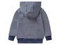 Ein blau-weiß gestreiftes Kapuzen-Sweatshirt für Kinder.