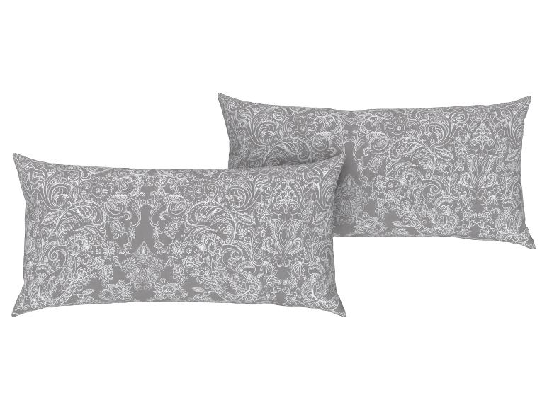 Zwei graue Kissen mit weißem Paisley-Muster.