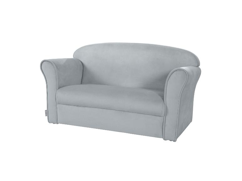Kleines hellgraues Sofa mit abgerundeten Armlehnen und geschwungener Rückenlehne