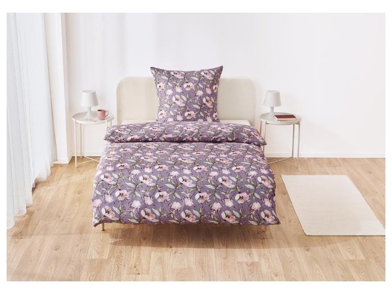Betwäsche und Kissenbezug mit Blumenmuster in Lila-Tönen.