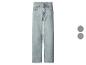 Hellblaue Jeans mit geradem Bein und zwei Farboptionen daneben.
