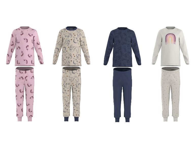 Kinderpyjamas mit Einhörnern, Dinosauriern, Baufahrzeugen und einem Regenbogen.