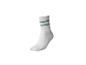 Weißer Sportsocken mit zwei grünen Streifen.