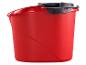 Roter Reinigungseimer mit Auswringvorrichtung.