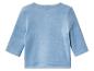 Ein hellblauer, langärmliger Baby-Pullover aus Velours.