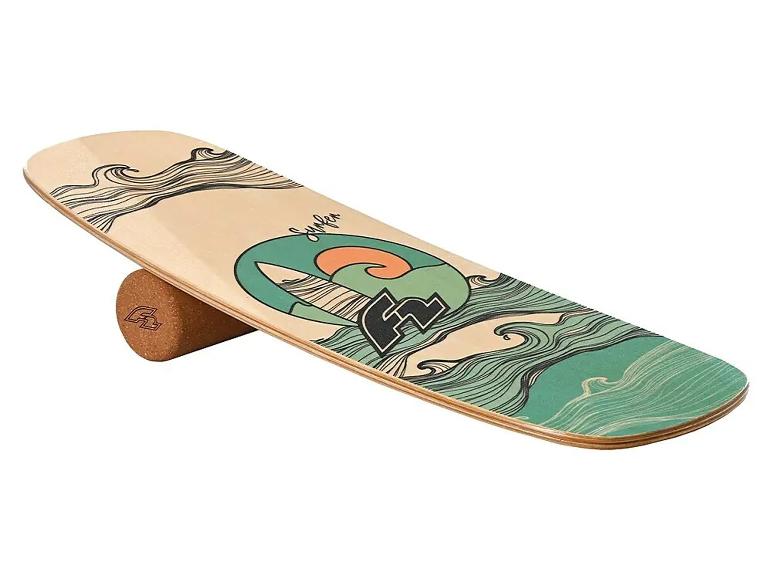 Balance Board mit Holzbrett im Wellendesign und Korkrolle.