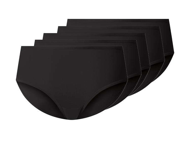 Fünferpack schwarze Baumwollslips, gestapelt und leicht schräg von vorne gesehen.