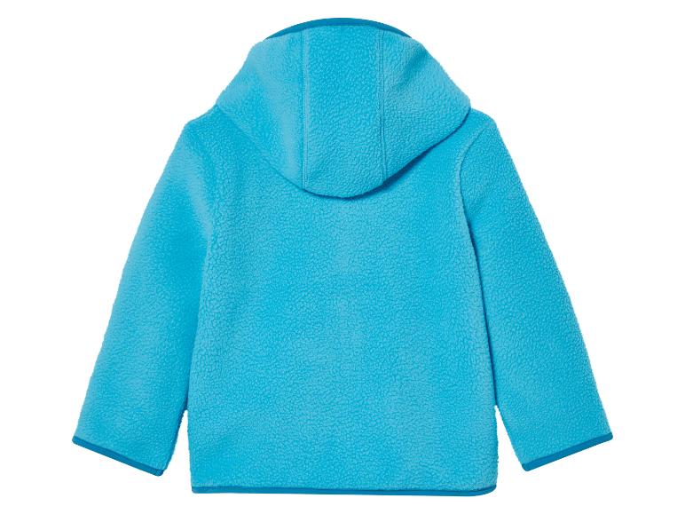 Ein blauer Fleece-Pullover mit Kapuze.