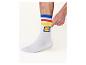 Weiße Socken mit blauen, roten und gelben Streifen, mit einem Supermarkt-Logo.
