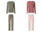 Zwei Pyjama-Sets: eines olivgrün mit Pilzen und eines rosa mit Blättern.