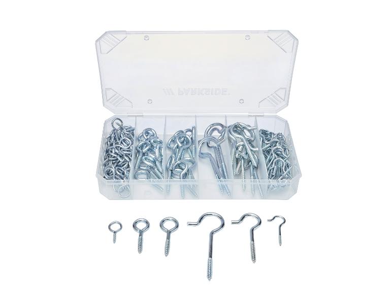 Transparente Box mit Metallschrauben und Haken verschiedener Arten und Größen.