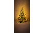 Ein beleuchteter Weihnachtsbaum mit Geschenken darunter, vor einem warm leuchtenden Hintergrund.