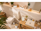 Helles Badezimmer mit Holz- und weißen Accessoires, Toilette und Waschbecken.