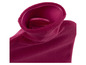 Eine rosa Gummi-Wärmflasche mit einem Fleece-Bezug.