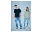 Zwei junge Leute tragen lässige T-Shirts und Jeans, ein Mann in Schwarz und eine Frau in Mintgrün.