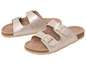 Zwei Paar goldene Sandalen mit Schnallen.