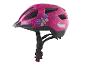 Rosa Kinderfahrradhelm mit Schmetterlings- und Herzmotiven.