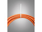 Ein Bündel orangefarbener Kabel, die mit einer weißen Kabelbinder fixiert sind.