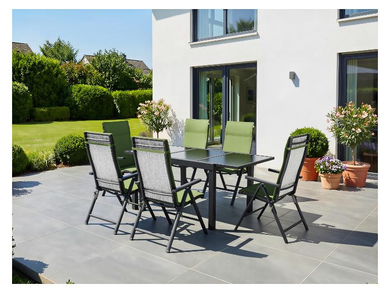 Garten-Essgruppe mit schwarzem Tisch und sechs grün-grauen Stühlen auf einer Terrasse.