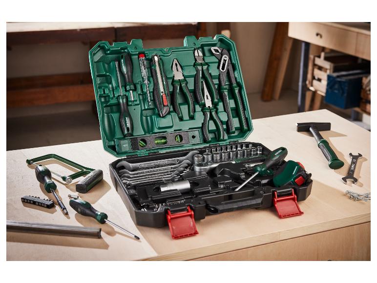 Eine Werkzeugkiste mit Schraubendrehern, Zangen, Schlüsseln und anderem Werkzeug von Parkside.