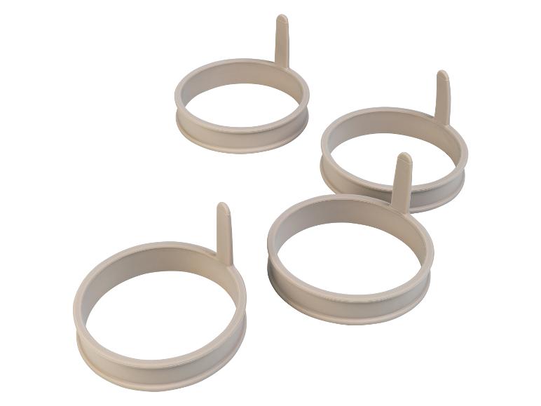 Vier runde Silikonformen zum Backen von Eiern.