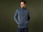 Mann in einem blauen Fleece-Pullover mit Reißverschluss