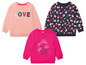 Drei Mädchenpullover: Rosa mit 'LOVE' Print, dunkelblau mit Blumenprint und rosa mit Blumenprint.
