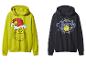 Zwei Grinch-Hoodies: einer lindgrün mit dem Grinch mit Weihnachtsmütze, der andere marineblau mit einem Grinch-Logo.