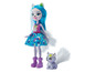 Eine Ever After High Puppe mit einem blauen Kleid und ihrem besten Freund, einem kleinen Fuchs.