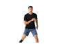 Mann in schwarzem T-Shirt und blauen Shorts beim Laufen.