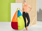 Eine Frau hält einen bunten Sitzsack.