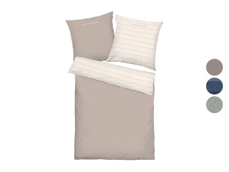 Beige Bettwäsche mit gestreiftem Kissen und unifarbenem beigem Kissen.