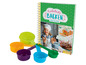 Ein Kochbuch mit Rezepten zum Backen, ein Kind backt und bunte Messbecher.