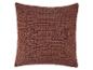 Ein quadratisches Kissen in Terrakotta mit texturierter Webart.