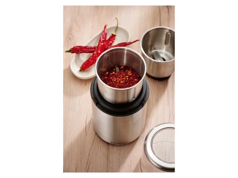 Edelstahl-Gewürzmühle mit Chiliflocken und getrockneten roten Chilischoten.