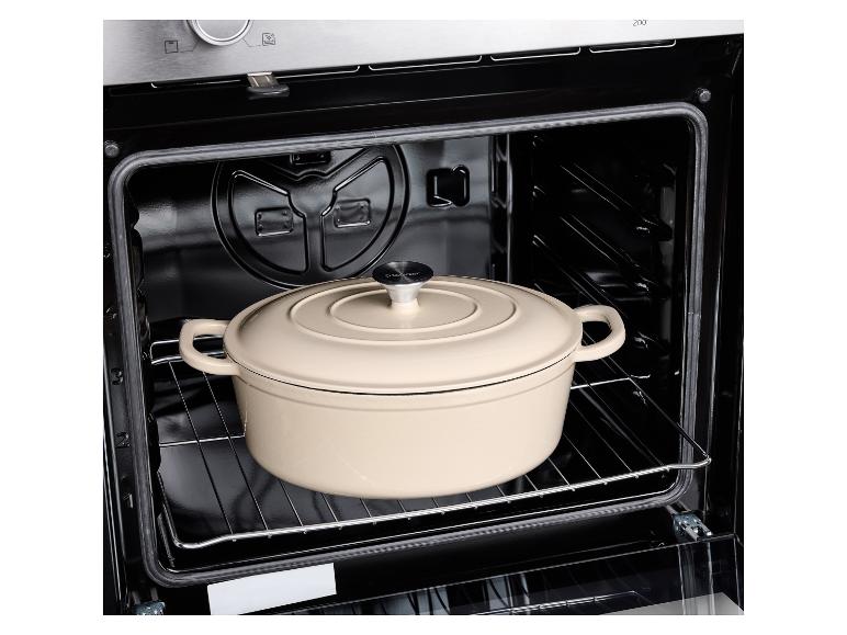 Beiger SilverCrest Gusseisentopf in schwarzem Ofen