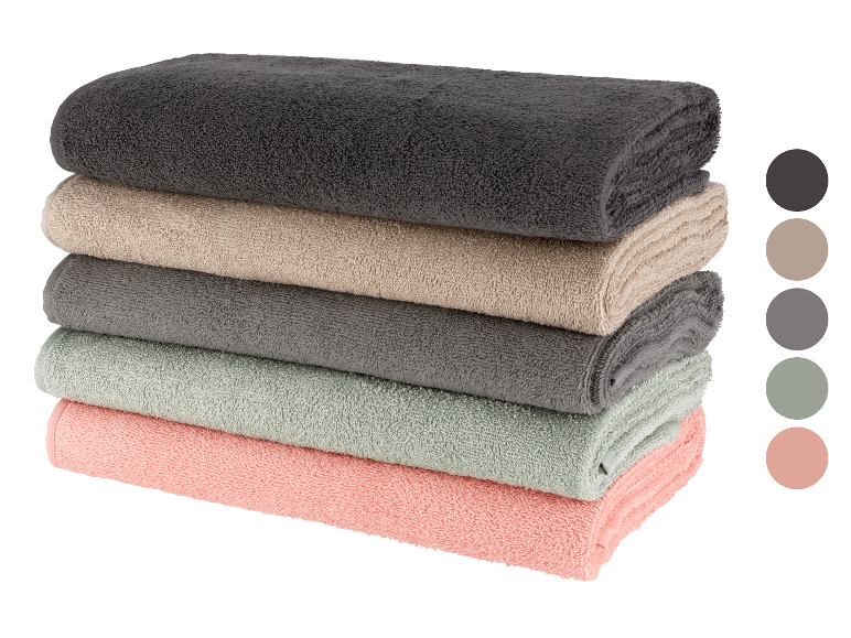 Ein Stapel Badetücher in neutralen Farben.