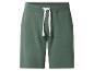 Grüne Sweatshorts mit weißem Kordelzug an der Taille.