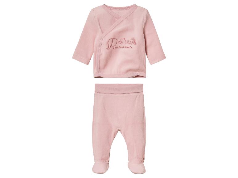 Ein rosafarbenes Baby-Set mit Langarmshirt und Hose, mit Tierprint.