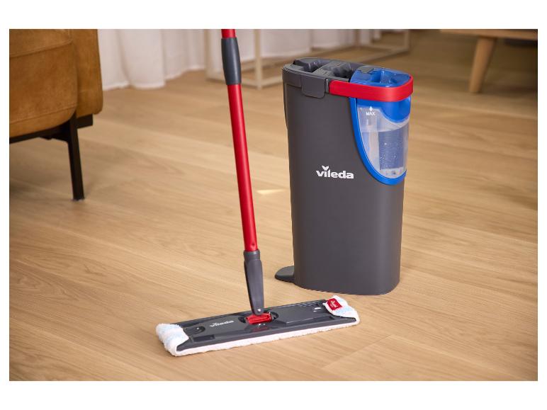 Wischmopp und Eimer mit Auswringsystem auf einem Holzboden.
